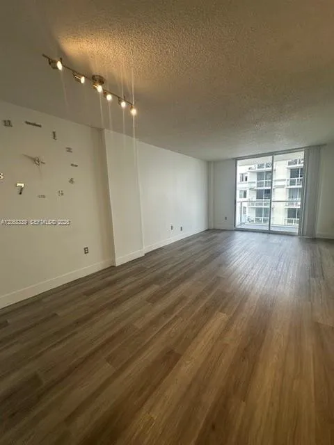 5091 NW 7th St #1008 Miami, FL 33126