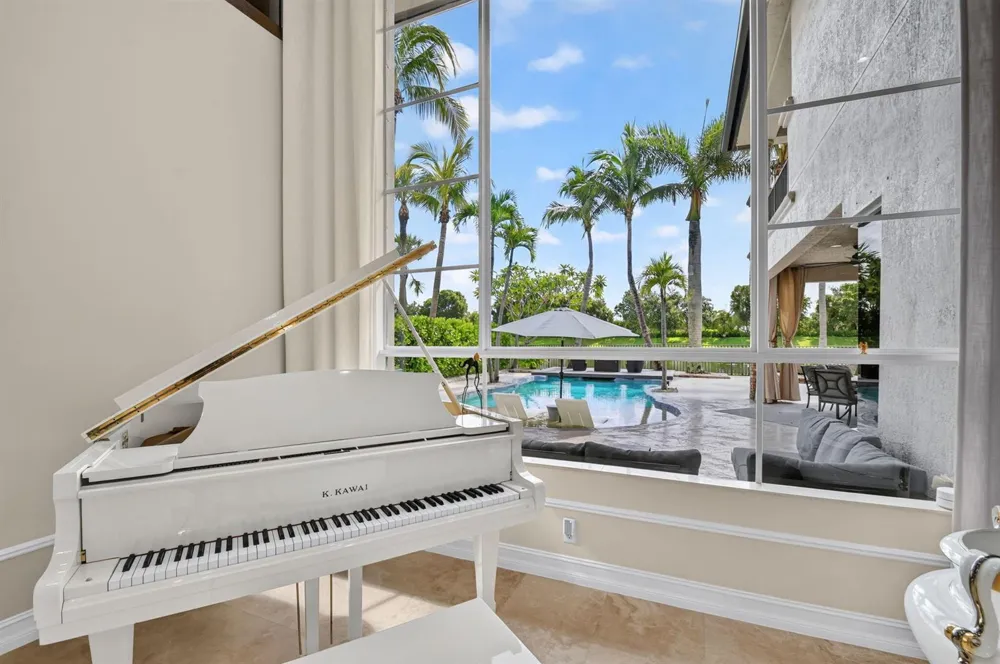 718 Edgebrook Lane West Palm Beach, FL 33411