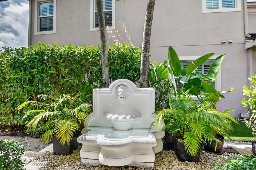 718 Edgebrook Lane West Palm Beach, FL 33411