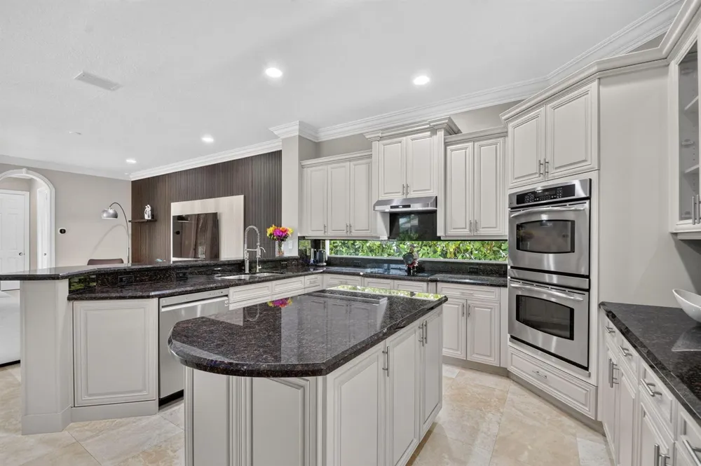 718 Edgebrook Lane West Palm Beach, FL 33411