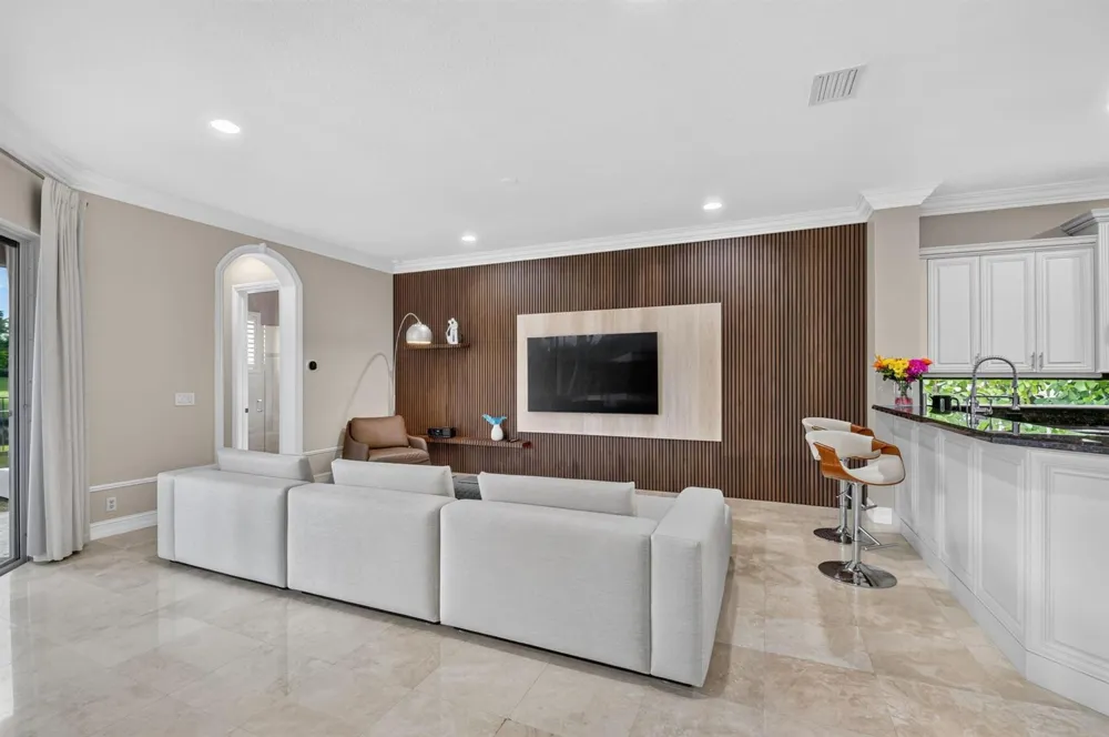 718 Edgebrook Lane West Palm Beach, FL 33411