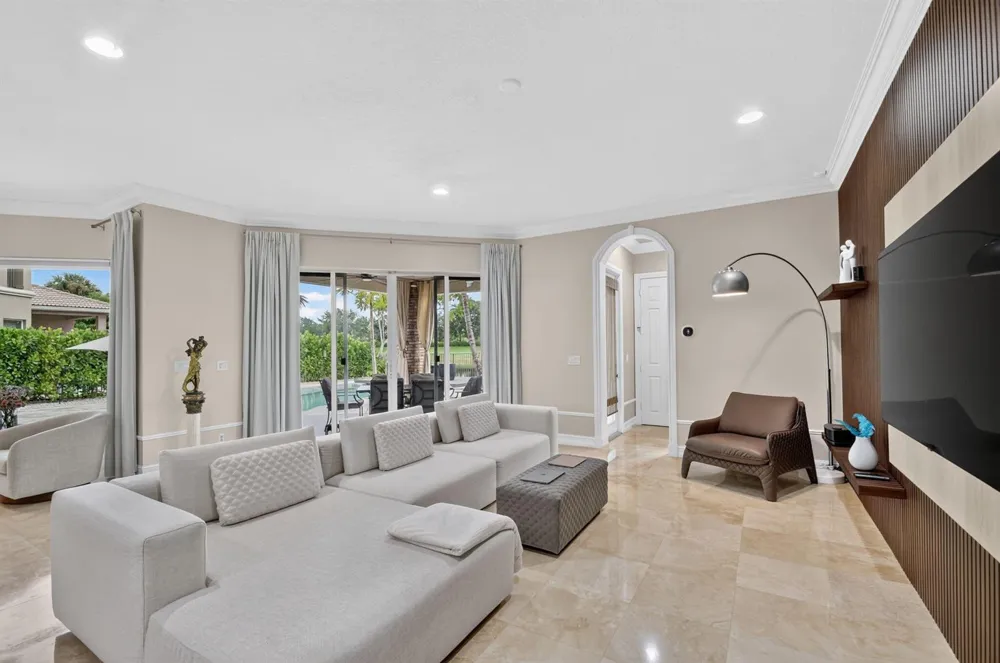 718 Edgebrook Lane West Palm Beach, FL 33411