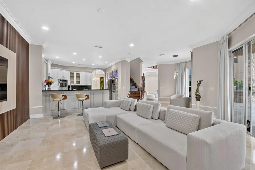 718 Edgebrook Lane West Palm Beach, FL 33411