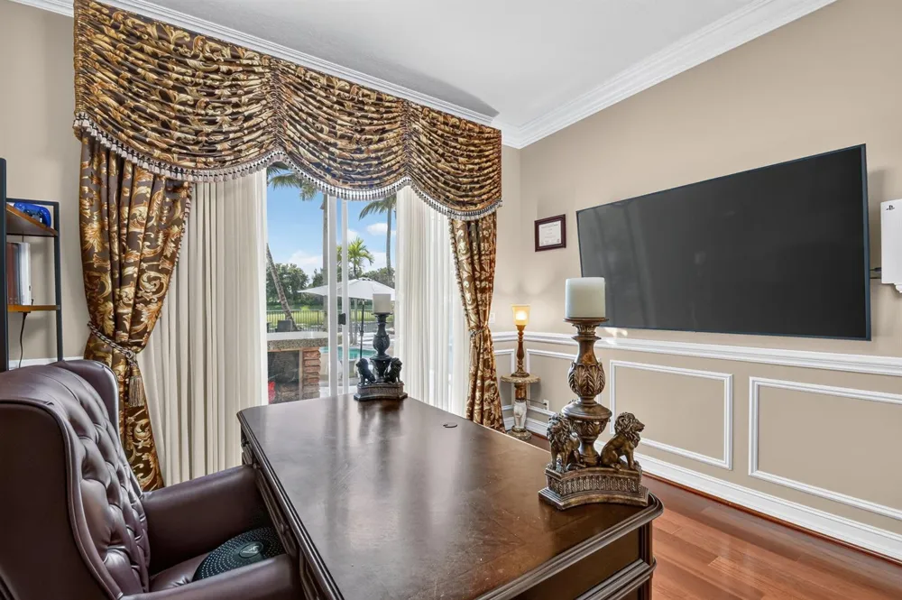 718 Edgebrook Lane West Palm Beach, FL 33411