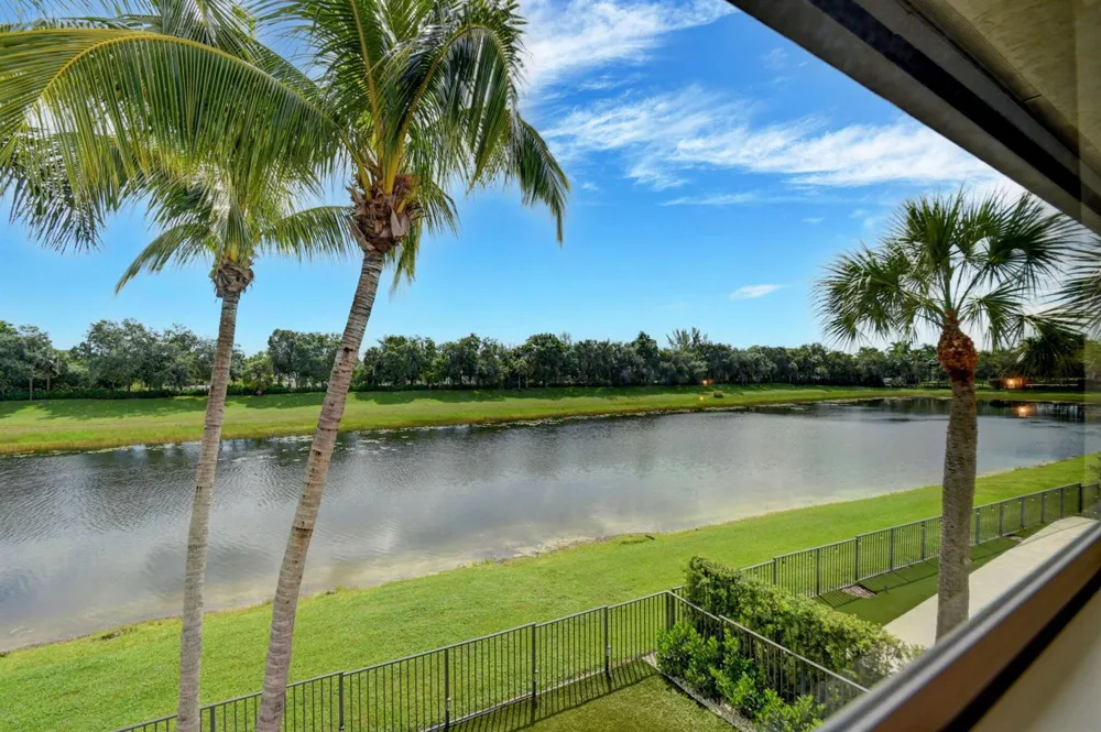 718 Edgebrook Lane West Palm Beach, FL 33411