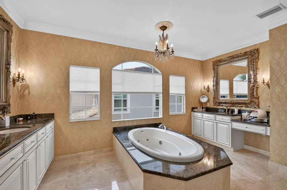 718 Edgebrook Lane West Palm Beach, FL 33411