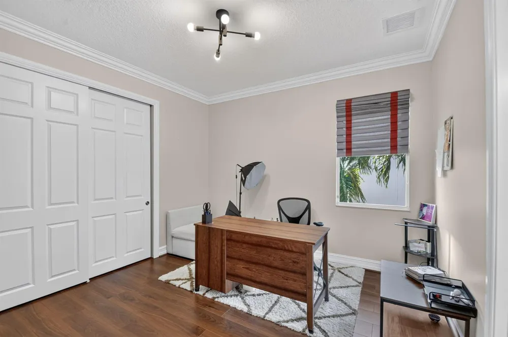 718 Edgebrook Lane West Palm Beach, FL 33411