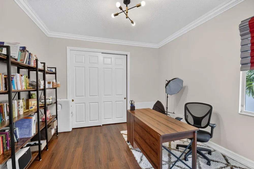 718 Edgebrook Lane West Palm Beach, FL 33411