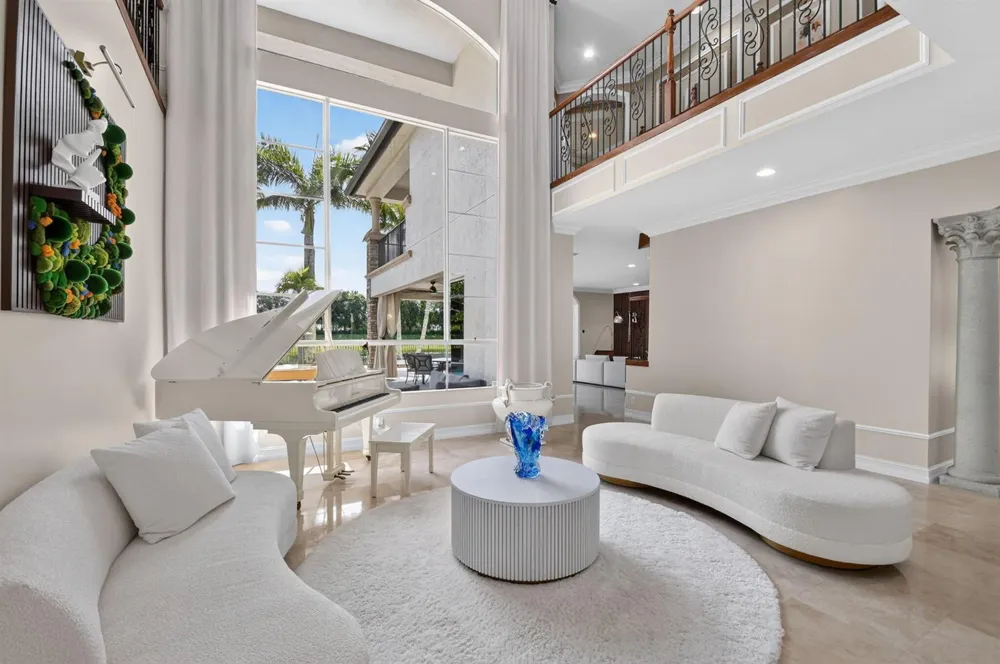 718 Edgebrook Lane West Palm Beach, FL 33411