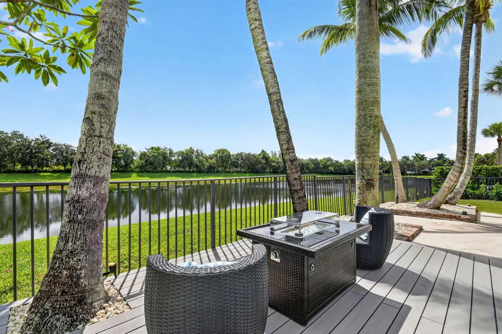 718 Edgebrook Lane West Palm Beach, FL 33411