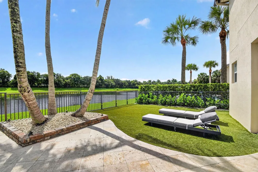 718 Edgebrook Lane West Palm Beach, FL 33411