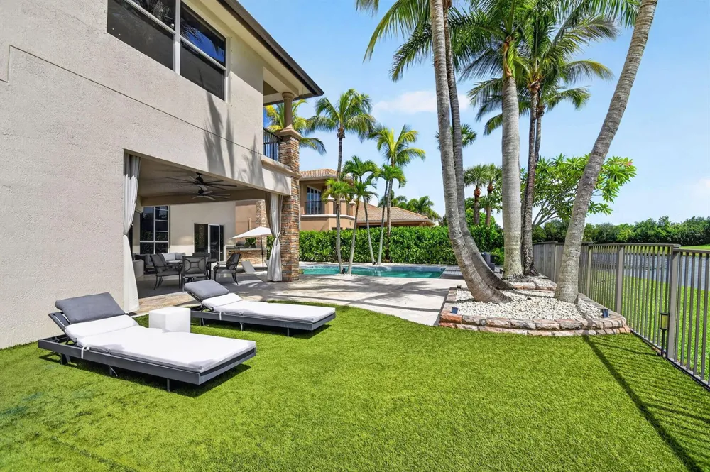 718 Edgebrook Lane West Palm Beach, FL 33411