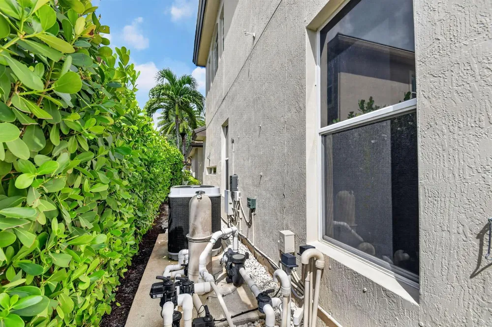 718 Edgebrook Lane West Palm Beach, FL 33411