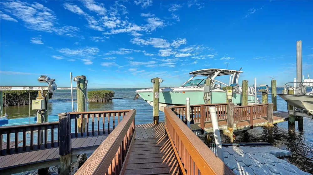 3530 MISTLETOE LANE Longboat Key, FL 34228