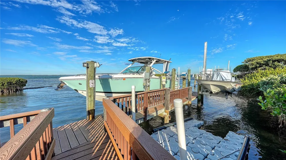 3530 MISTLETOE LANE Longboat Key, FL 34228