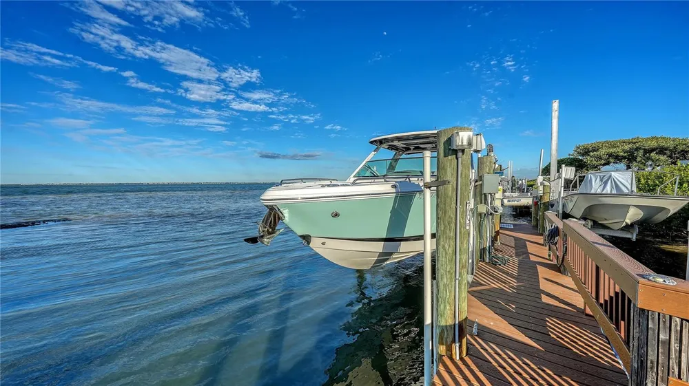 3530 MISTLETOE LANE Longboat Key, FL 34228