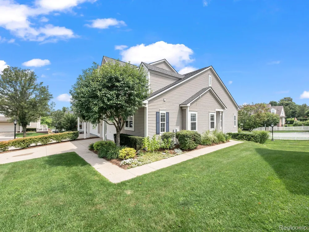 694 W BLUFF Rochester Hills City, MI 48307