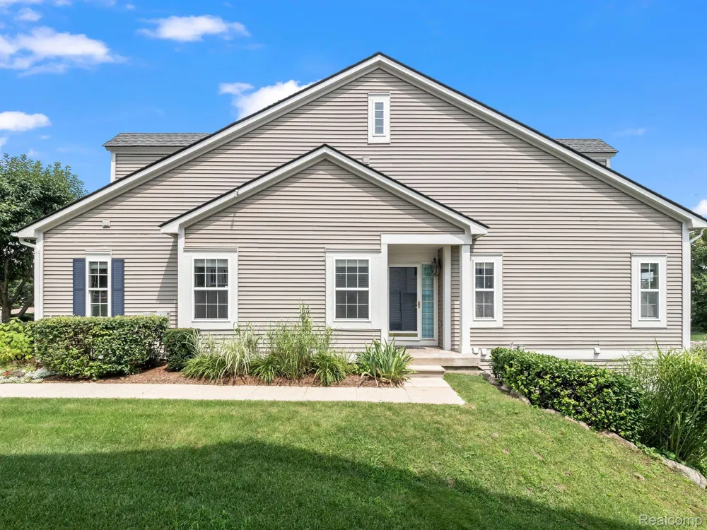 694 W BLUFF Rochester Hills City, MI 48307