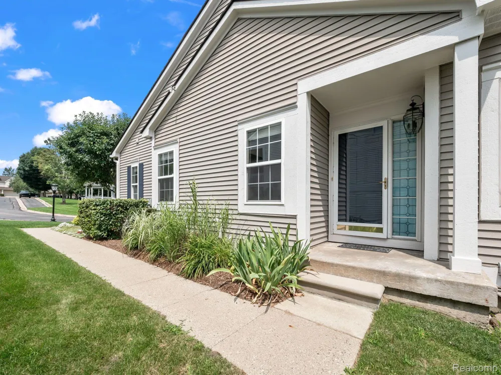 694 W BLUFF Rochester Hills City, MI 48307