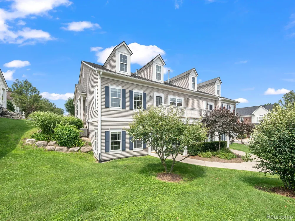 694 W BLUFF Rochester Hills City, MI 48307