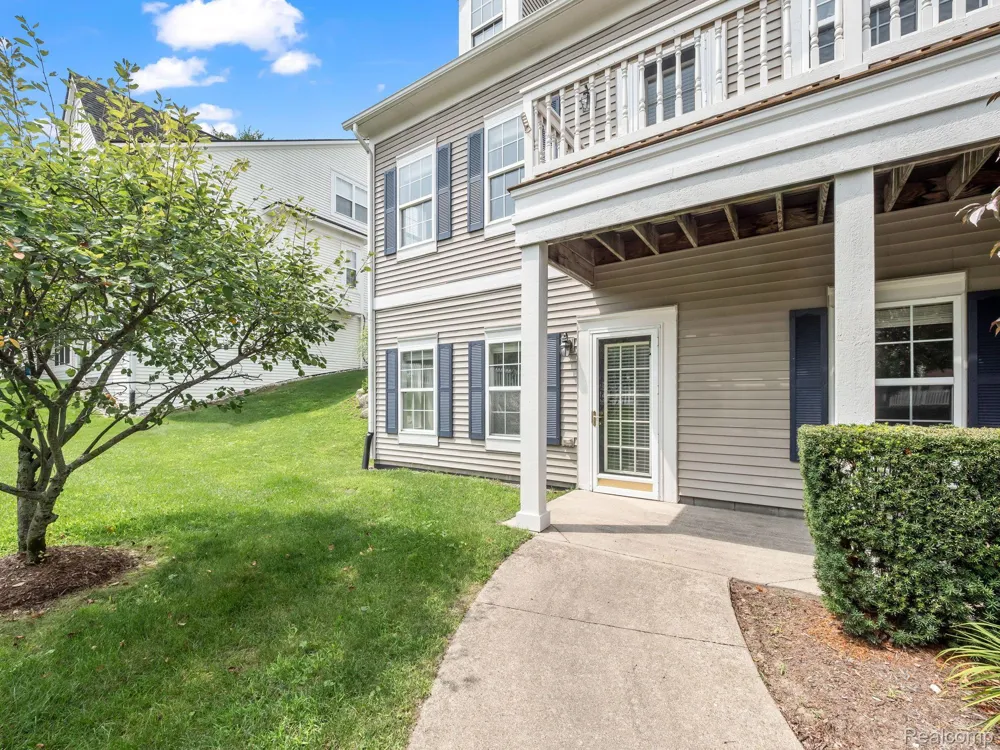 694 W BLUFF Rochester Hills City, MI 48307