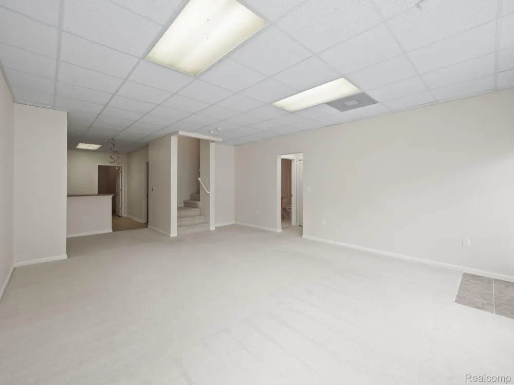 694 W BLUFF Rochester Hills City, MI 48307
