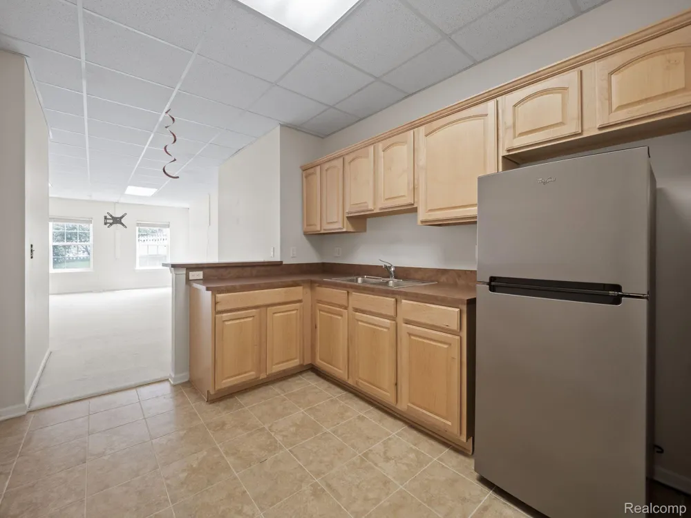 694 W BLUFF Rochester Hills City, MI 48307