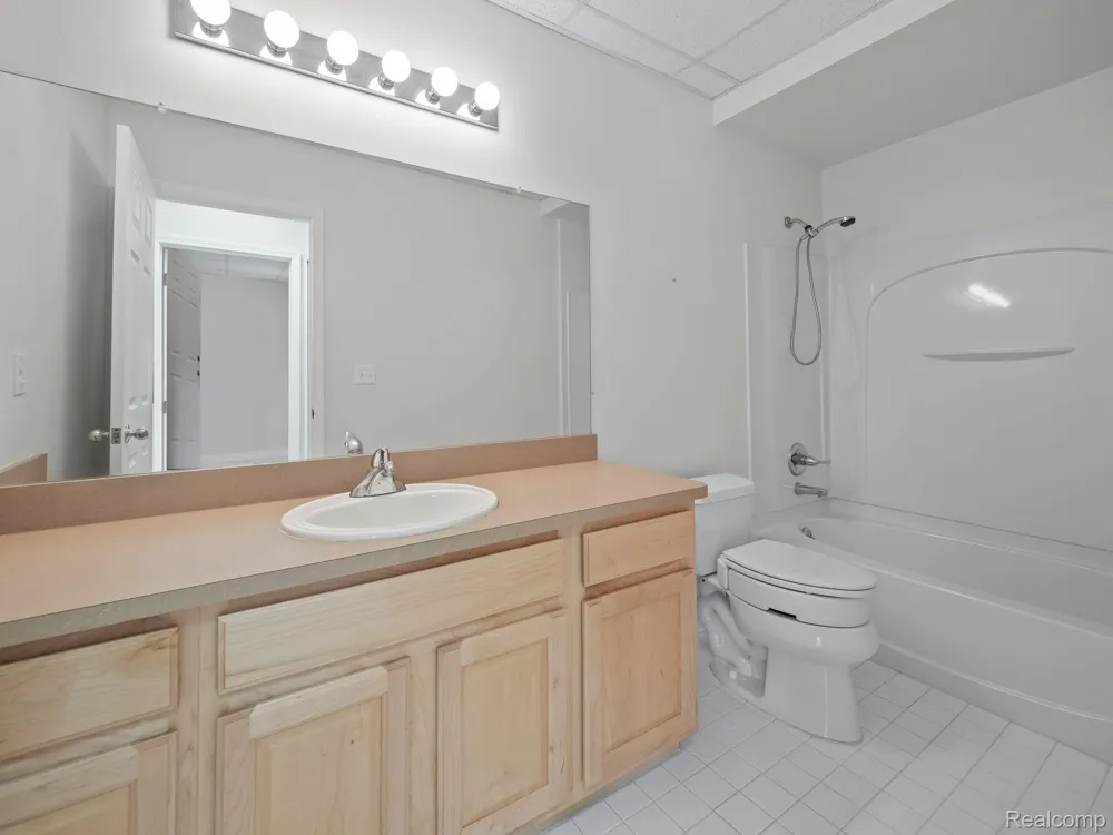 694 W BLUFF Rochester Hills City, MI 48307