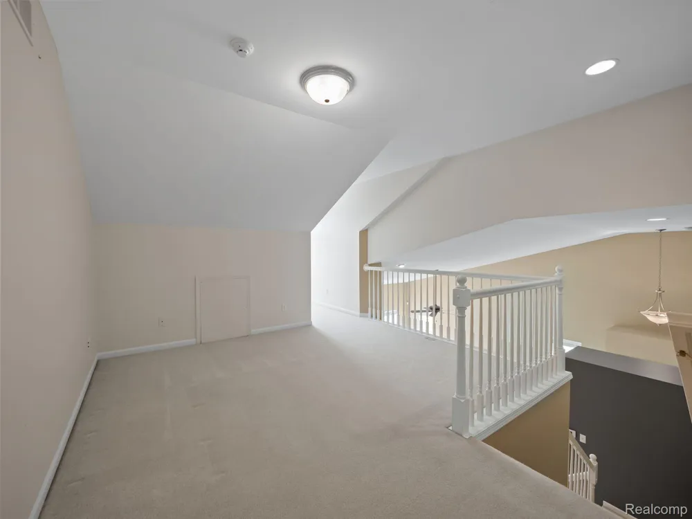 694 W BLUFF Rochester Hills City, MI 48307