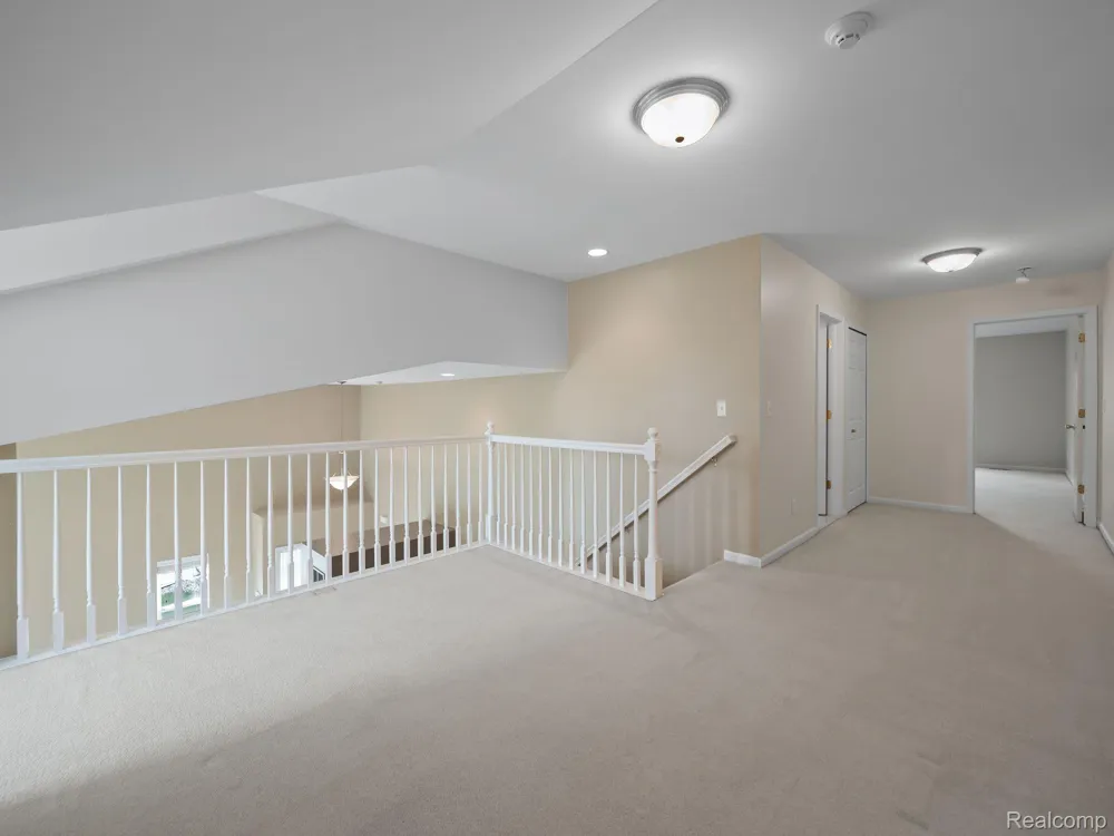 694 W BLUFF Rochester Hills City, MI 48307