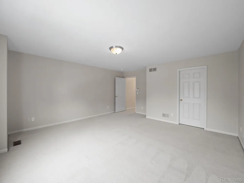 694 W BLUFF Rochester Hills City, MI 48307