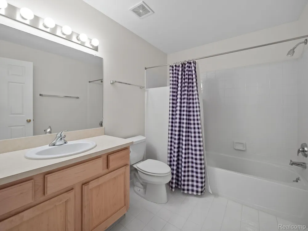 694 W BLUFF Rochester Hills City, MI 48307