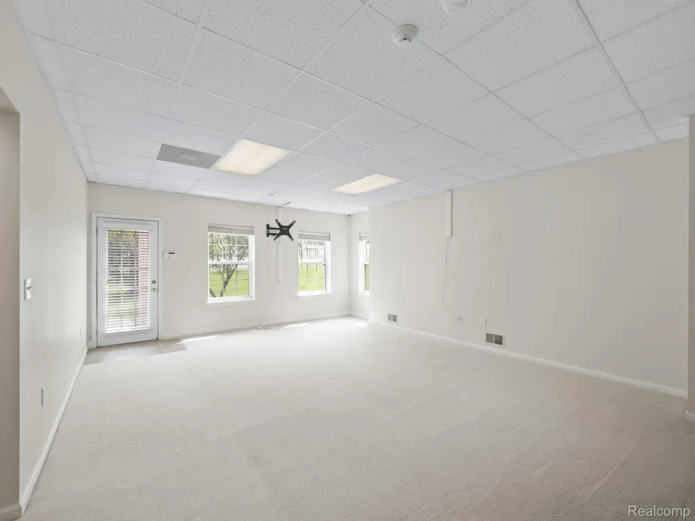 694 W BLUFF Rochester Hills City, MI 48307
