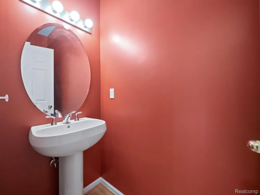 694 W BLUFF Rochester Hills City, MI 48307