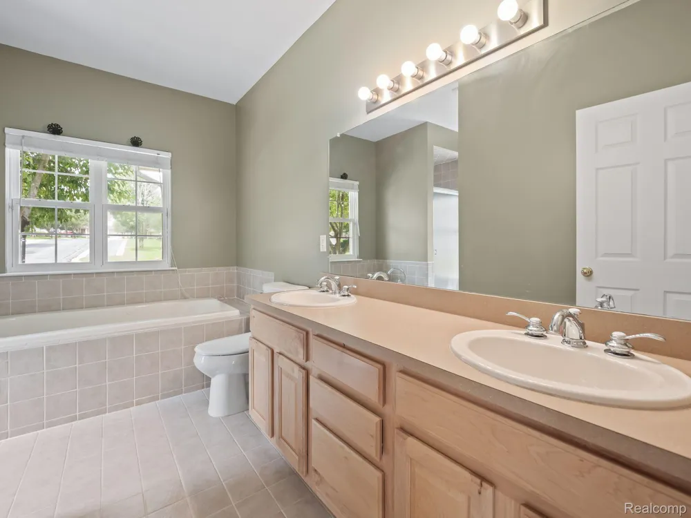 694 W BLUFF Rochester Hills City, MI 48307