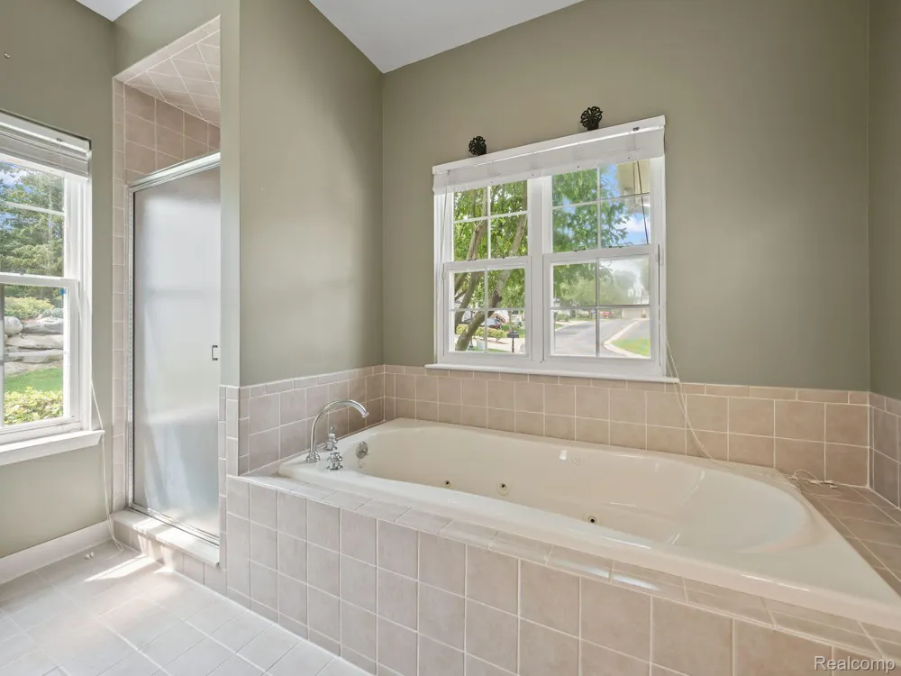 694 W BLUFF Rochester Hills City, MI 48307
