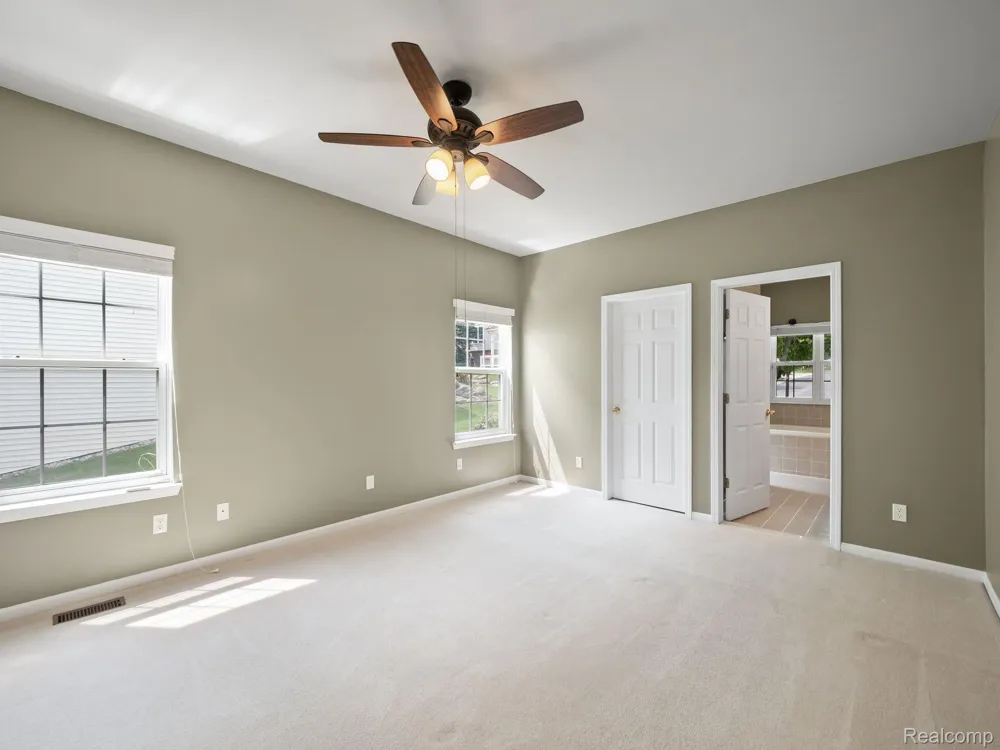 694 W BLUFF Rochester Hills City, MI 48307