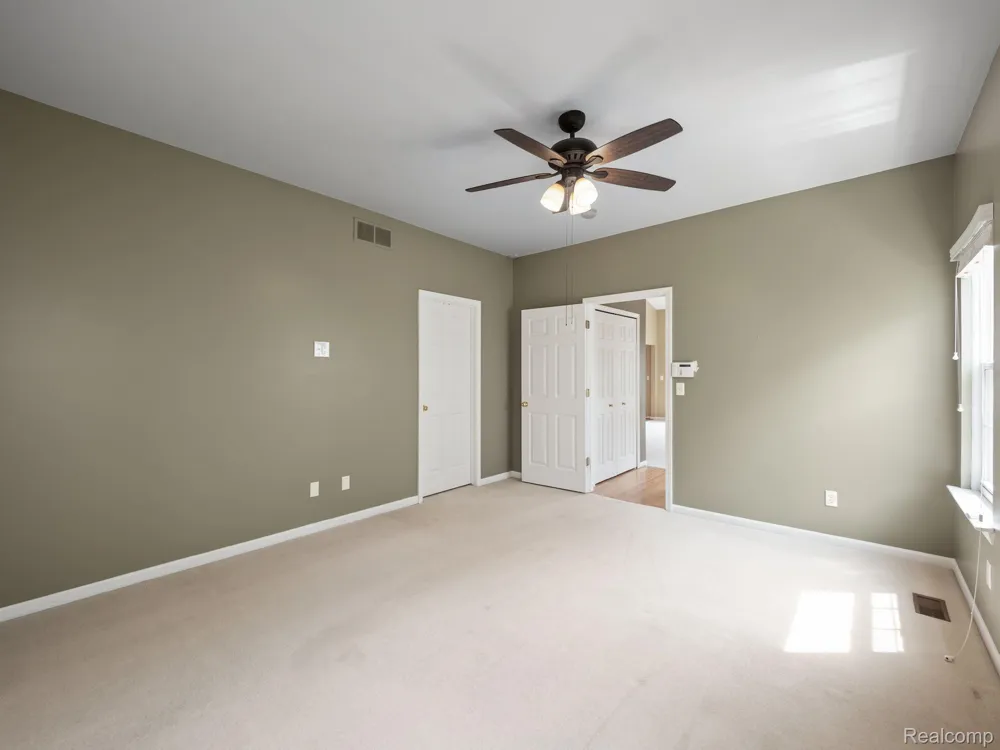 694 W BLUFF Rochester Hills City, MI 48307