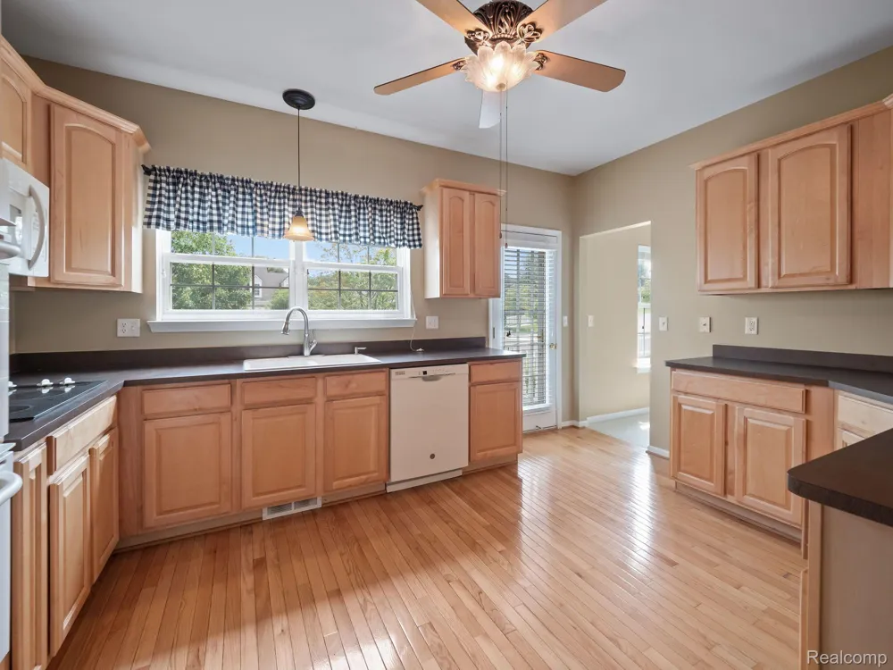 694 W BLUFF Rochester Hills City, MI 48307