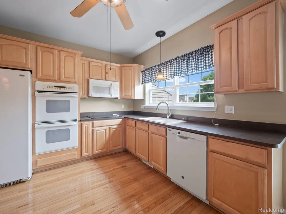 694 W BLUFF Rochester Hills City, MI 48307