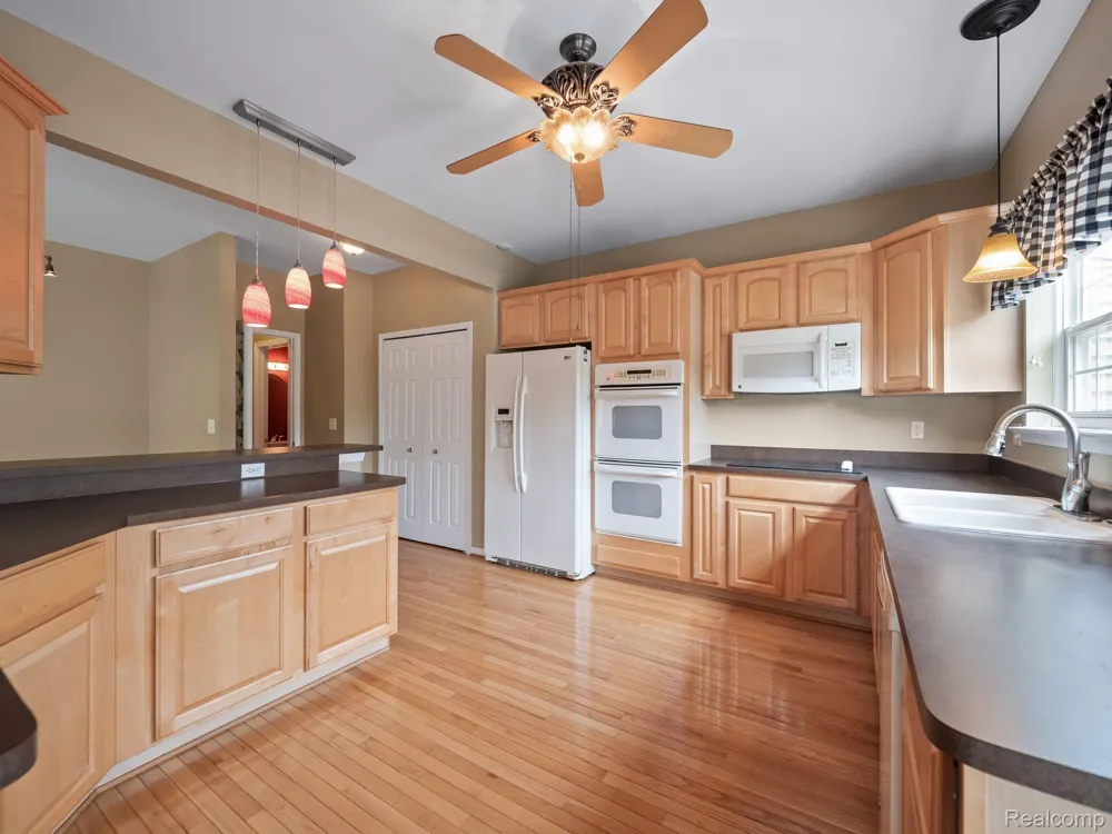 694 W BLUFF Rochester Hills City, MI 48307