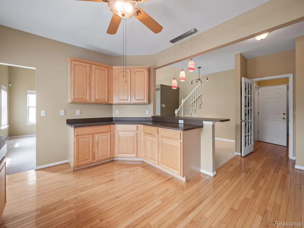 694 W BLUFF Rochester Hills City, MI 48307