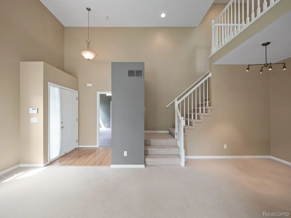 694 W BLUFF Rochester Hills City, MI 48307