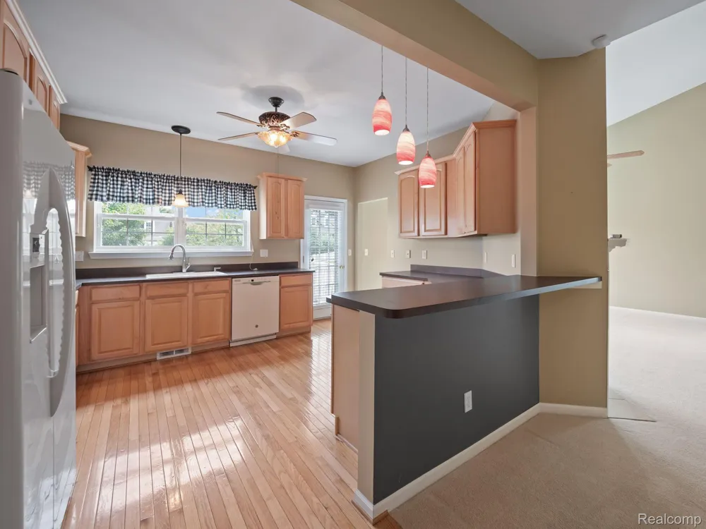 694 W BLUFF Rochester Hills City, MI 48307