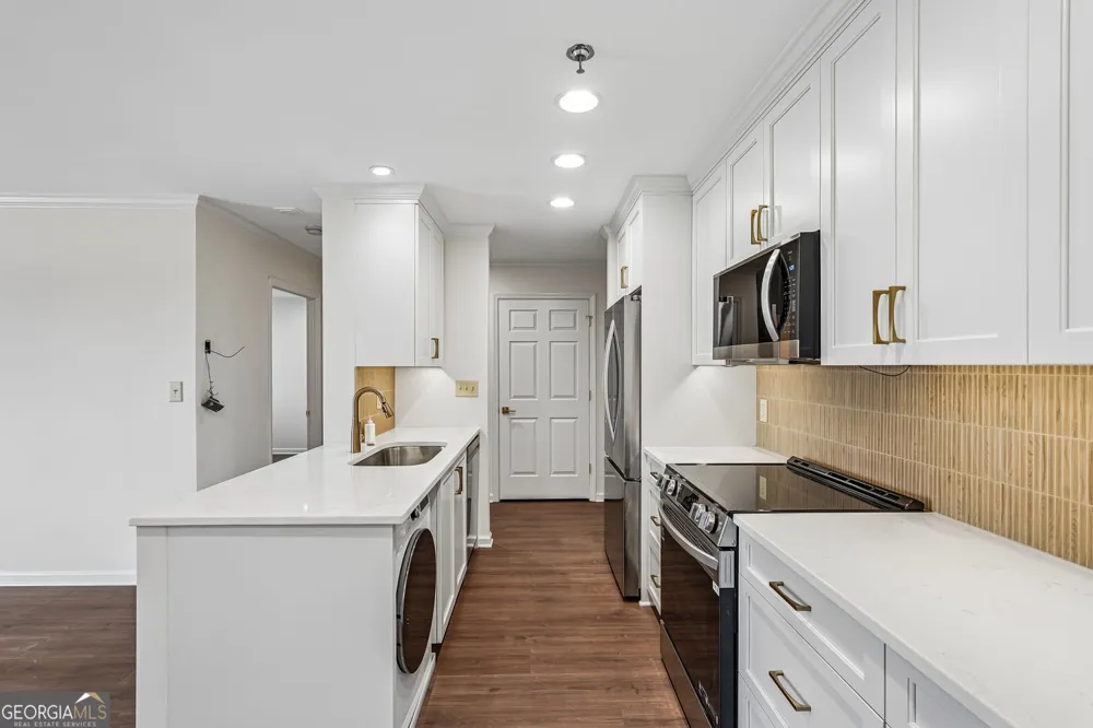 300 Johnson Ferry Rd, RD NE Sandy Springs, GA 30328