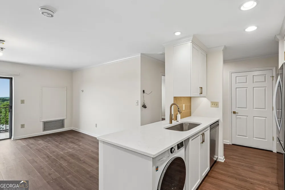 300 Johnson Ferry Rd, RD NE Sandy Springs, GA 30328
