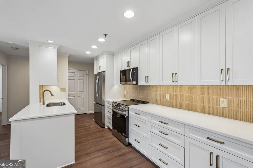 300 Johnson Ferry Rd, RD NE Sandy Springs, GA 30328