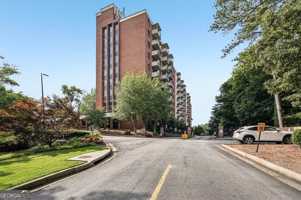 300 Johnson Ferry Rd, RD NE Sandy Springs, GA 30328