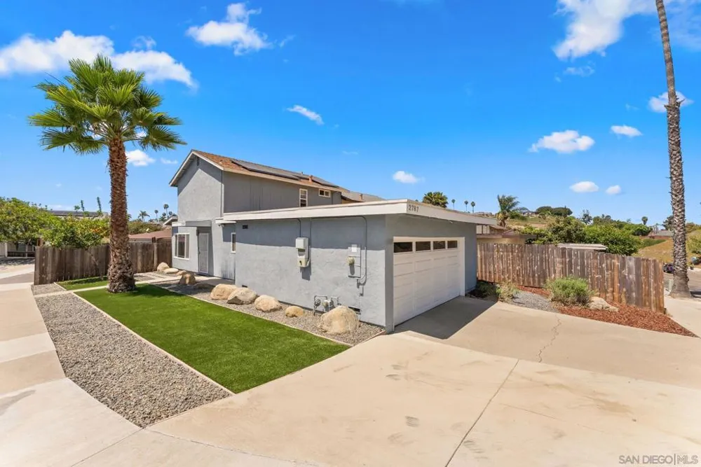 2787 Thunder Dr Oceanside, CA 92056