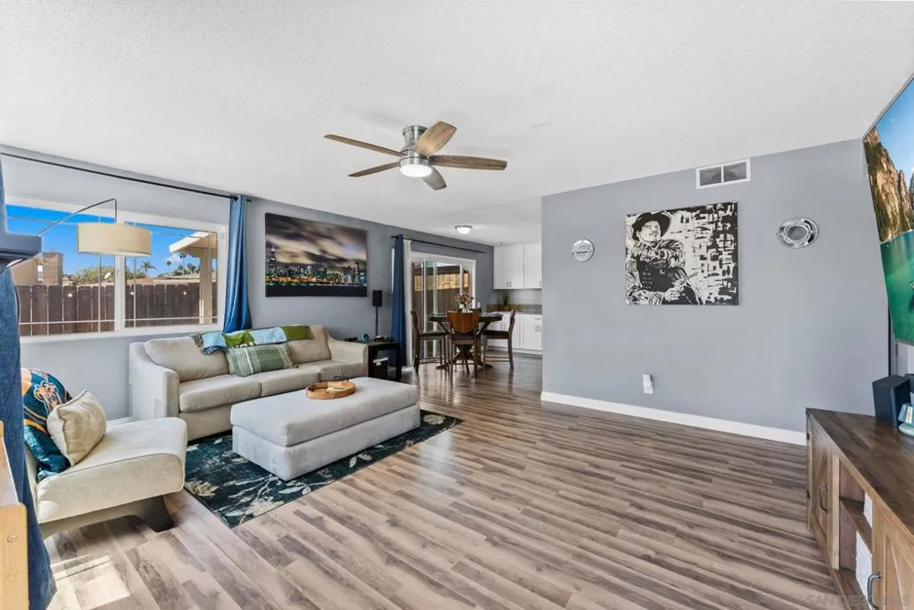 2787 Thunder Dr Oceanside, CA 92056